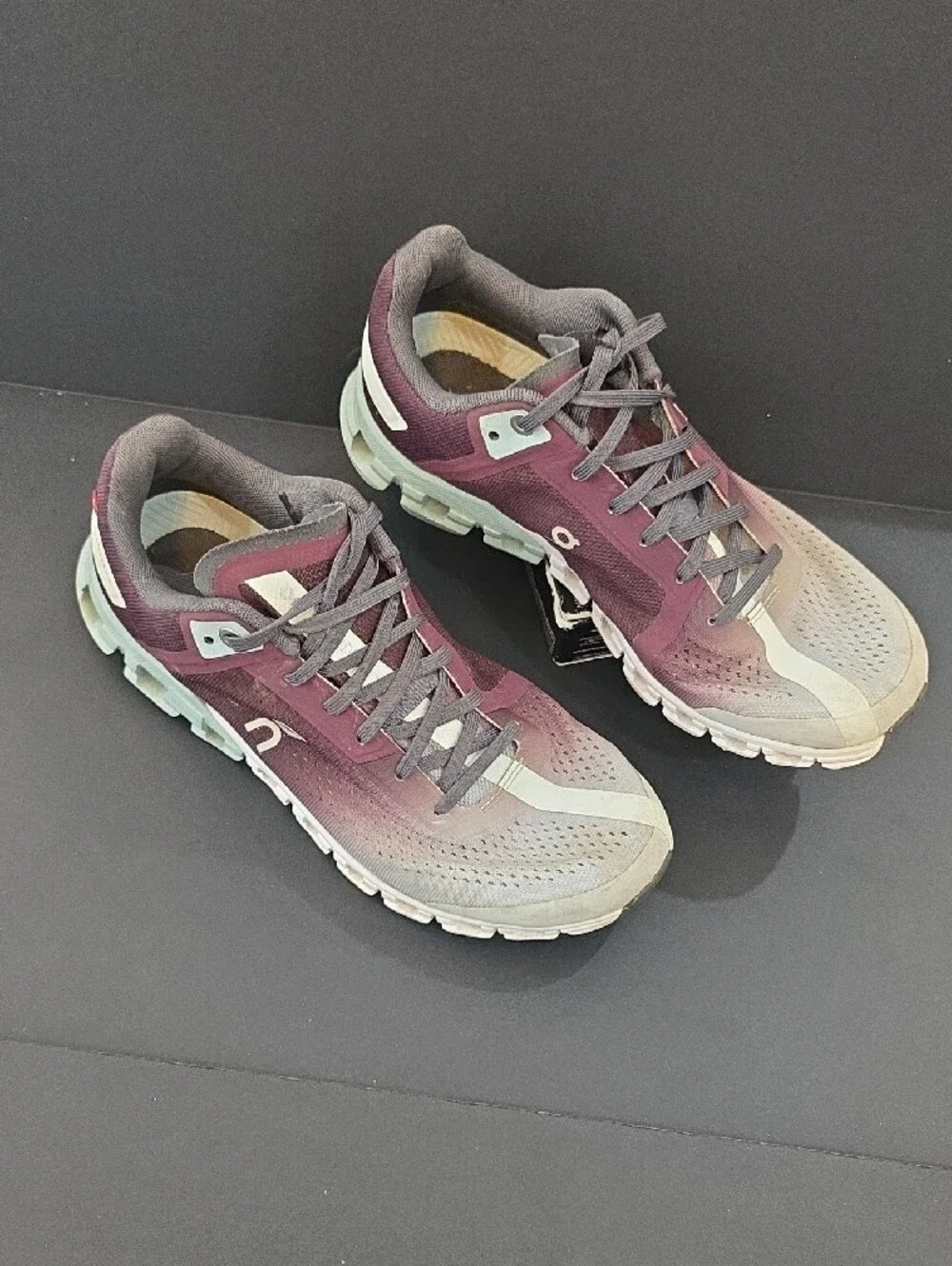 On Running CloudFlow Women's Gradient Plum and Gray Sneakers Size 8